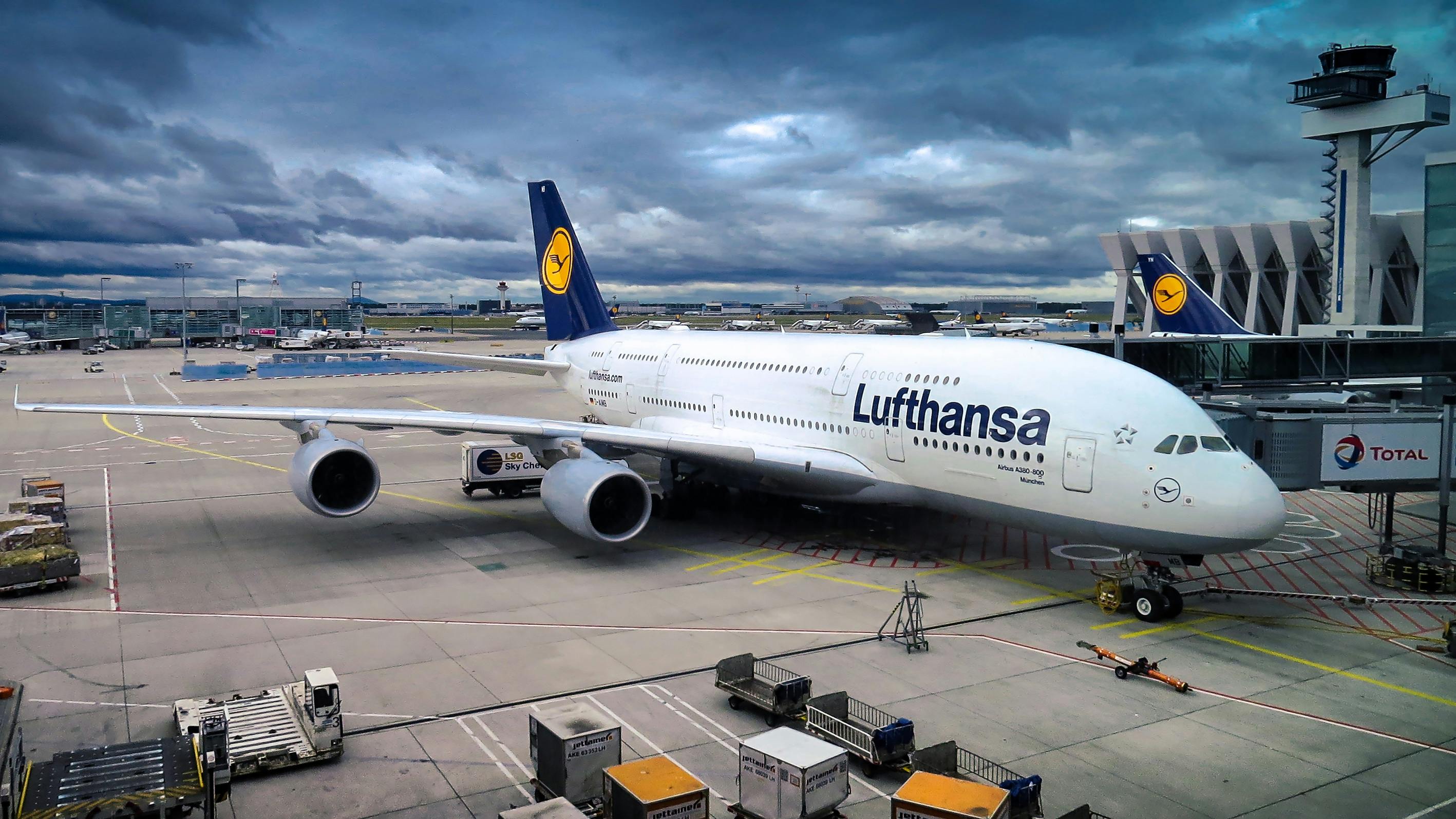¿Cómo comunicar con Lufthansa por teléfono?