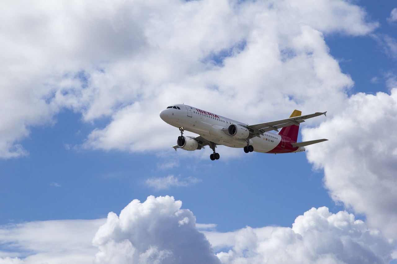 ¿Spirit Airlines cobra por el equipaje?
