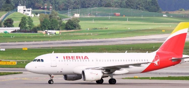 ¿Cómo cambiar el nombre en un billete de avión de Iberia?