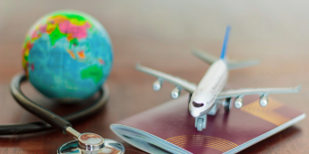 ¿Se puede viajar estando de baja? Todo lo que necesitas saber